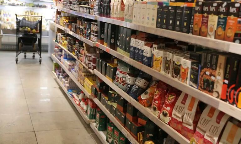 Anvisa vai revisar regras para propaganda de alimentos e medicamentos diante do avanço das redes sociais