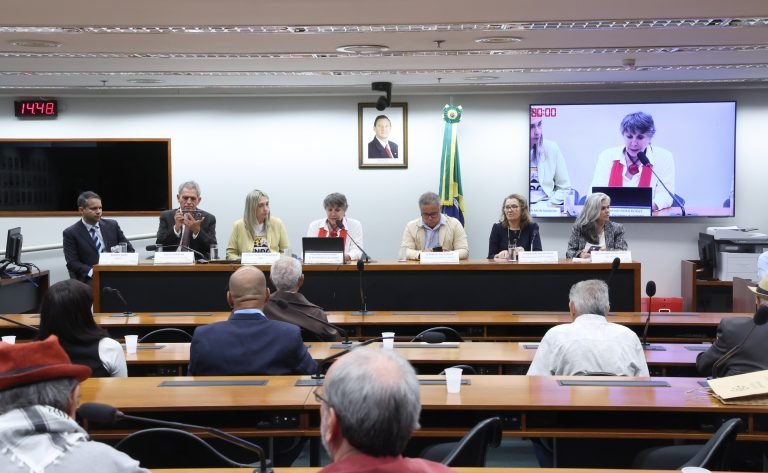 Rádios comunitárias cobram mais alcance e recursos no Congresso