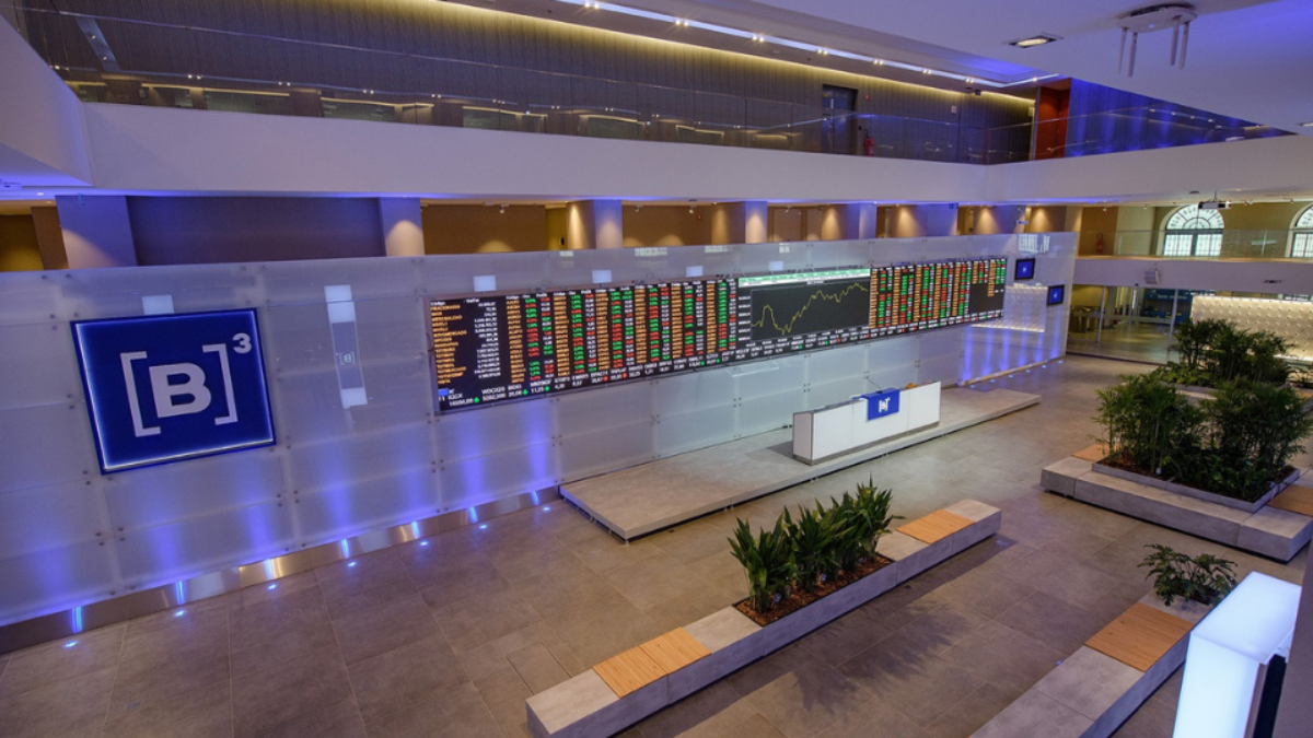 Ibovespa fecha em leve alta nesta quarta-feira (5); RD Saúde lidera ganhos e dólar cai a R$ 5,12