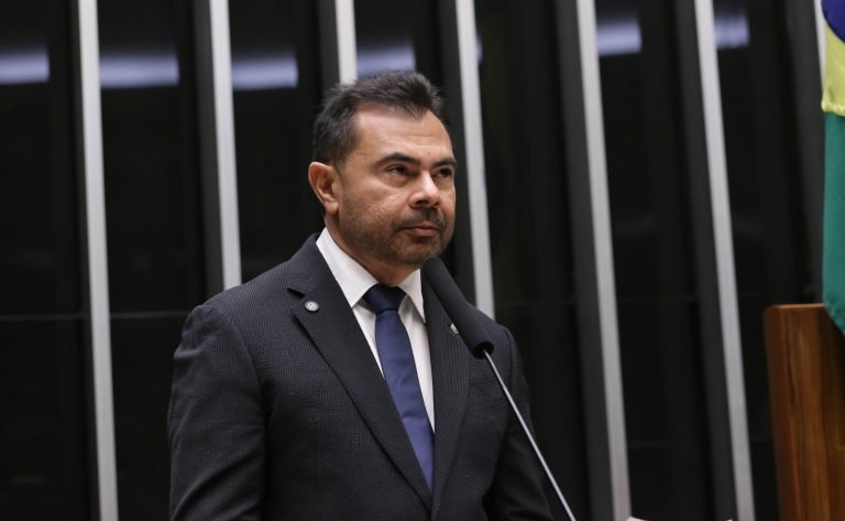 Comissão aprova reajuste do piso nacional dos professores para 2026