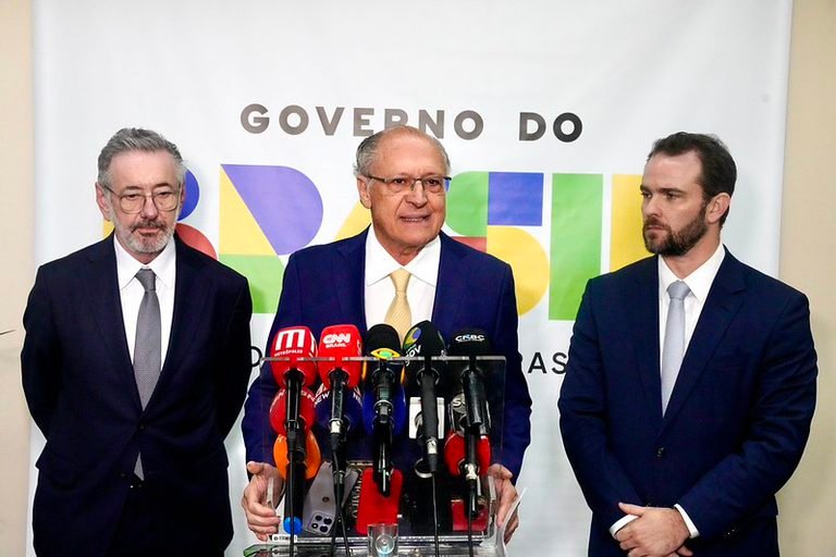 Brasil reage à proposta dos EUA de taxar produtos brasileiros em 25% e defende Pix em negociação comercial