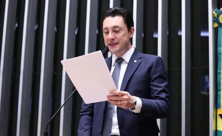 Câmara aprova projeto que reduz multas e amplia proteção a partidos