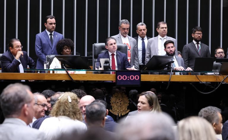 Câmara aprova PEC que reduz jornada para 40 horas semanais e extingue escala 6x1