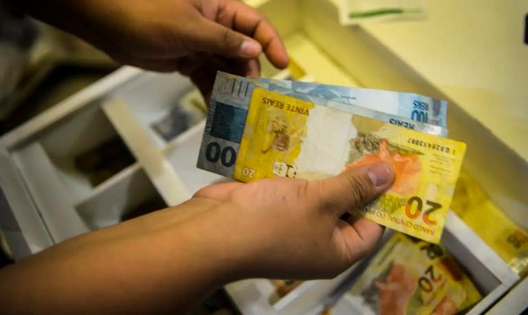 Governo propõe salário mínimo de R$ 1.717 para 2027 com ganho real limitado