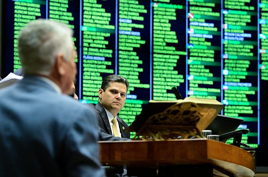Congresso derruba veto e reduz penas do 8 de janeiro