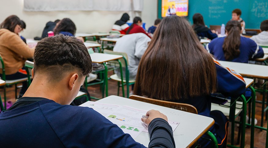 Inflação acelera para 0,70% em fevereiro puxada por mensalidades escolares, mostra IBGE