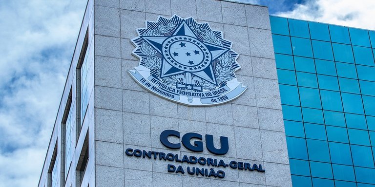 Operação investiga desvios em contratos de transporte escolar no Ceará