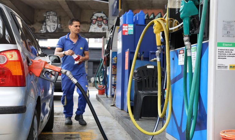 Governo regulamenta subsídio de R$ 1,12 por litro de diesel para conter impactos da crise internacional