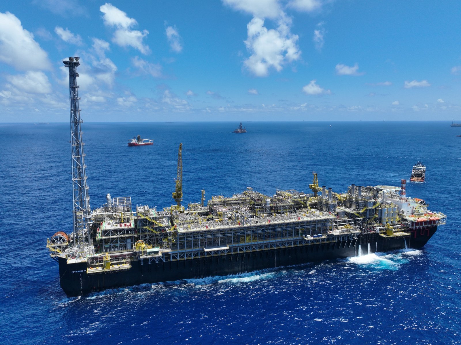 Petrobras lucra R$ 110,1 bilhões em 2025, alta de 200%